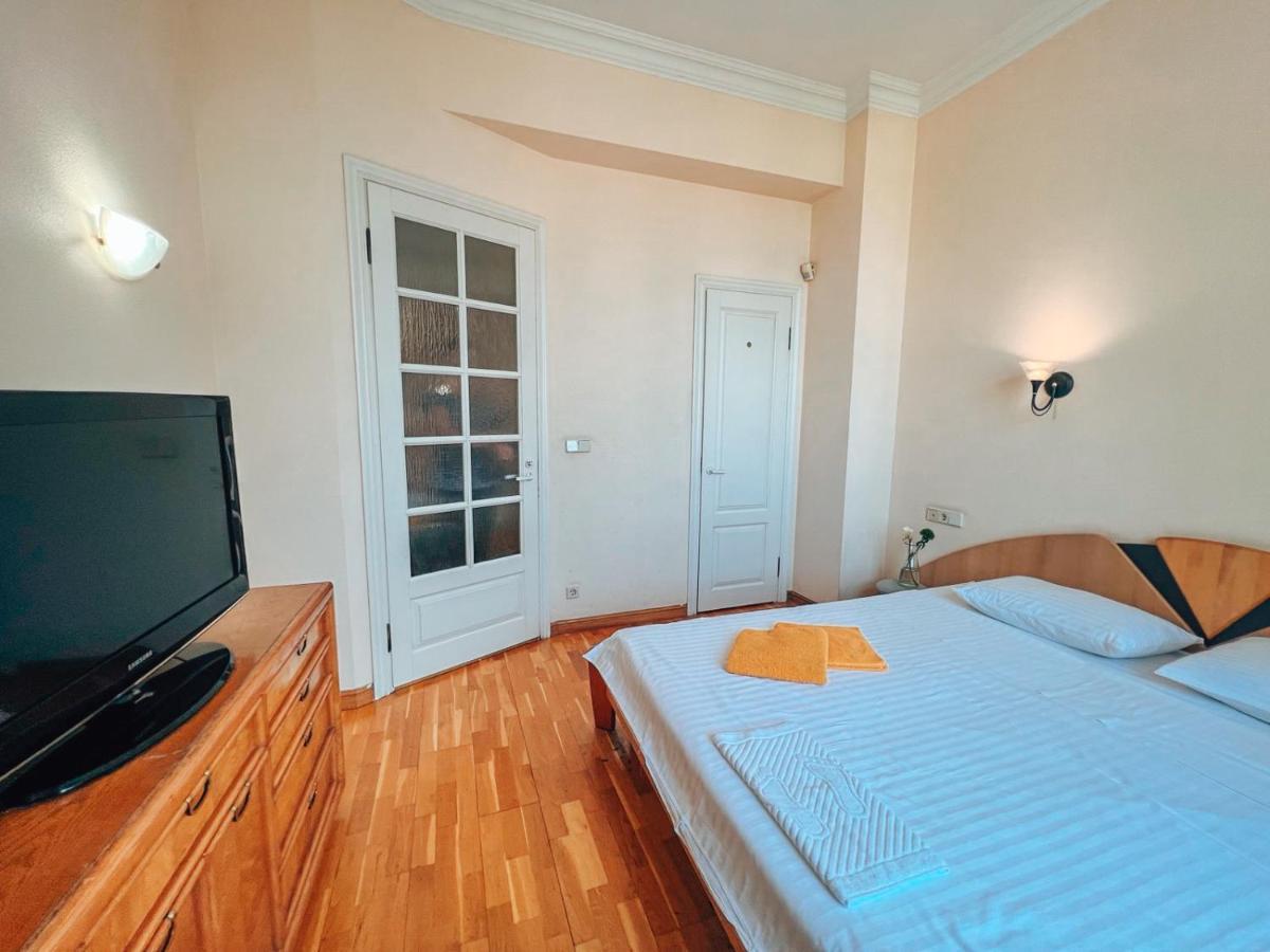Apartments Rentals Ukraine On Kreshchatik Киев Экстерьер фото